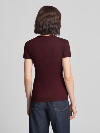 Frauenmodel trägt Slim Fit T-Shirt aus reiner Baumwolle Modell 'TF5538' von Lacoste in Dunkelrot, glatte Textur, Ganzkörperansicht Rückansicht, Damen T-Shirt von Lacoste