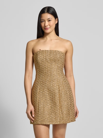 Frauenmodel trägt Minikleid im Off-Shoulder-Look Modell 'Charlie' von Forever New, taillierter Schnitt, Abendkleid, Nahaufnahme Oberkörper.