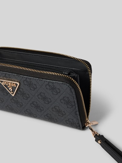 Produktfoto, Portemonnaie mit Label-Applikation Modell 'LAUREL II' von Guess mit Logo-Muster, Hauptfach mit Reißverschluss, schwarz-goldene Details, strukturierte Oberfläche