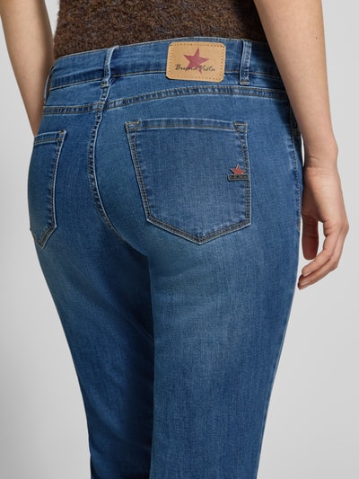 Vrouwenmodel draagt Cropped Jeans mit Eingrifftaschen van Buena Vista, blauwe katoenmix met stretch, slim fit, detailopname achterkant.
