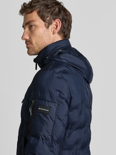 Männermodel trägt Regular Fit Bomberjacke mit reflektierenden Details von Tom Tailor, Herren bomberka/bluzon, Nahaufnahme Oberkörper