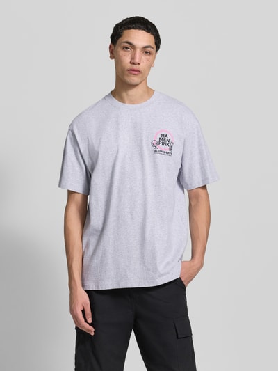 Męski t-shirt z bawełny, prosty krój, model 'RAMEN PINK' od Edwin, okrągły dekolt, długość tyłu w rozmiarze M: 70 cm, Ganzkörperansicht von vorne.