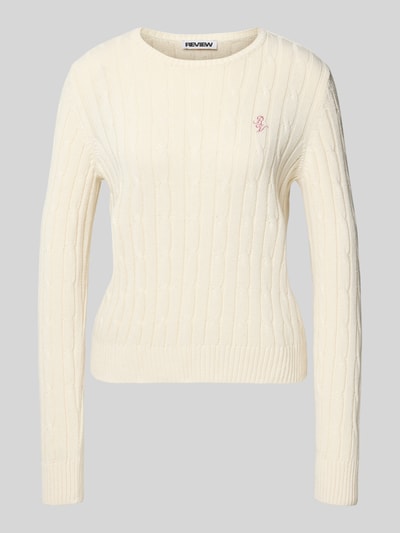 Produktfoto, Slim Fit Strickpullover mit Rundhalsausschnitt und Zopfmuster von Review aus Baumwoll-Mix, Label-Stitching, cremefarben, feine Stricktextur