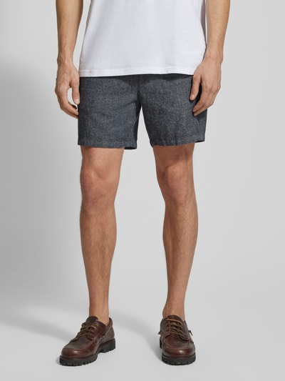 Männermodel trägt Regular Fit Bermudas aus Leinen-Baumwoll-Mix Modell 'STILLWATER' von Barbour, melierter Twill, seitliche Taschen, Ganzkörperansicht von vorne.