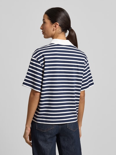 Frauenmodel trägt T-Shirt mit Polokragen von Rich & Royal in Dunkelblau-Weiß gestreift, reine Baumwolle, Rückenansicht, Ganzkörperansicht Rückansicht.