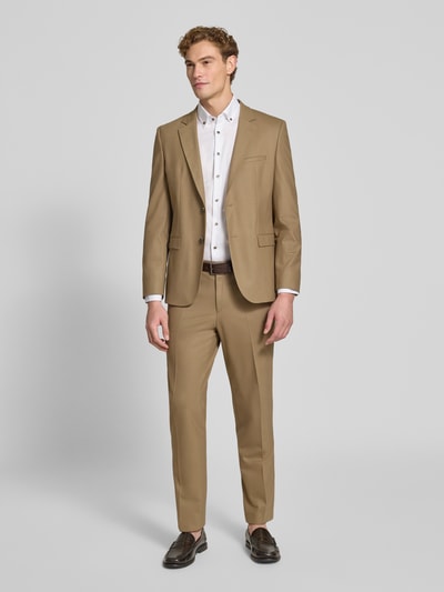 Männermodel trägt wit zakelijk overhemd van katoen, lichte beige broek en colbert, slim fit businesshemd uit de Heren collectie van Seidensticker, geheellichaamsaanzicht van voren