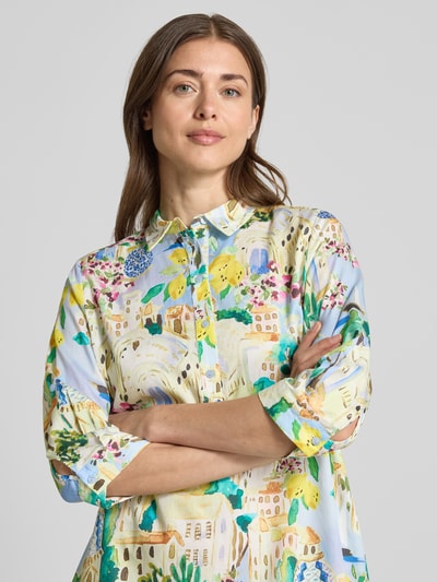 Frauenmodel trägt Knielanges Hemdblusenkleid mit kurzer Knopfleiste von Milano Italy aus reiner Baumwolle, bunt gemustert, Loose Fit, 3/4-Arm, Nahaufnahme Oberkörper.