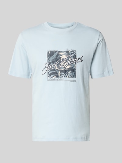Produktfoto, T-Shirt mit Rundhalsausschnitt Modell 'HONOLULU' von Jack & Jones, Herren T-Shirt aus Reine Baumwolle, Regular-Fit, Print, Rückenlänge bei Größe M 68 cm, pastellblau mit kontrastierendem Print und weicher Textur.