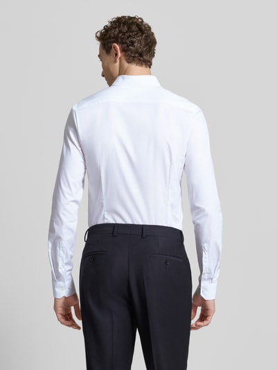 Männermodel draagt OLYMP No. Six Super Slim Fit zakelijk overhemd Model 'URBAN KENT' katoenmix met stretch, extra lange mouw, rugaanzicht.