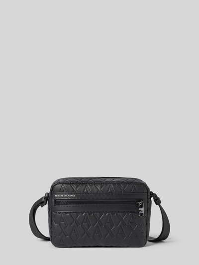 Produktfoto, Handtasche mit Logo-Muster von ARMANI EXCHANGE in Schwarz mit Reißverschlüssen und Schulterriemen, rechteckige Form, fein strukturierte Oberfläche