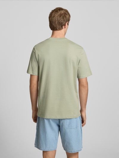 Männermodel trägt T-Shirt mit Label-Print von Jack & Jones in Hellgrün, Reine Baumwolle, Gerader-Schnitt, Rückenlänge 67 cm, Ganzkörperansicht Rückansicht.