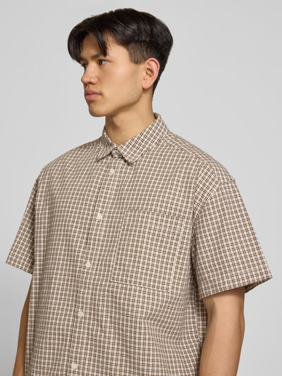 Männermodel trägt Loose Fit Freizeithemd aus reiner Baumwolle Modell 'DAVES' von Only & Sons, kariert, Optik: Allover-Muster, Nahaufnahme Oberkörper.