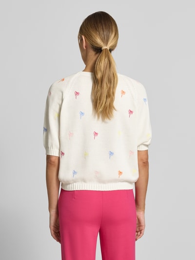 Kobiece modelka nosi Pullover mit Raglanärmeln und Motiv-Stitching od Smith and Soul, biały bawełniany mix, prosty krój, kolorowe motywy, okrągły dekolt, 1/2 rękawa, żebrowane wykończenia, widok całej sylwetki z tyłu
