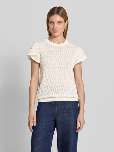 Frauenmodel trägt Strickshirt mit Lochstickerei Modell 'Ganna' von MOS MOSH in Creme, Reine Baumwolle, Gerader-Schnitt, Volantärmel, Rundhalsausschnitt, Rückenlänge 67 cm, Ärmellänge 13 cm, Ganzkörperansicht von vorne.