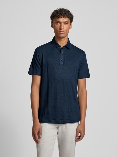 Männermodel trägt Slim Fit Poloshirt aus Leinen-Elasthan-Mix von OLYMP Level Five in Dunkelblau, feine Struktur, Ganzkörperansicht von vorne.