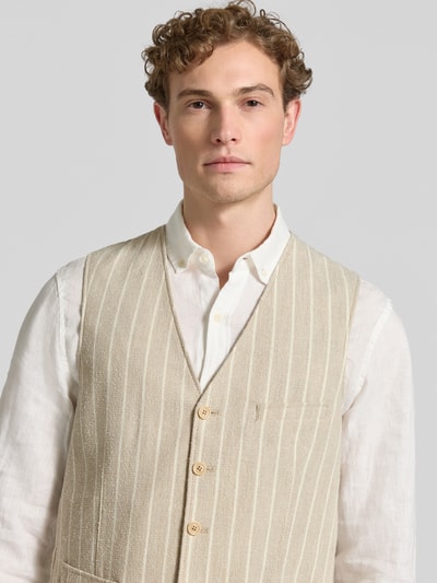 Mężczyzna model nosi Regular Fit Weste mit Viskose-Anteil Modell 'Morley' von CG - Club of Gents, mieszanka materiałów z dodatkiem wiskozy, dekolt w serek, listwa guzikowa, kieszenie z wypustkami, jasny kolor, tekstura w prążki, szerokość w rozmiarze 50: 42 cm, szerokość ramion w rozmiarze 50: 38 cm, długość tyłu w rozmiarze 50: 63 cm, zbliżenie na górną część ciała.