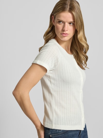 Frauenmodel trägt Regular Fit T-Shirt aus reiner Baumwolle von Marc O'Polo Denim in Weiß mit feiner Rippenstruktur, Nahaufnahme Oberkörper.