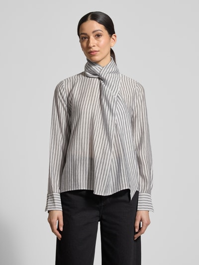 Frauenmodel trägt Regular Fit Schluppenbluse mit Streifenmuster von Jake*s Collection, Lyocell-Mix, Stehkragen, Nahaufnahme Oberkörper.