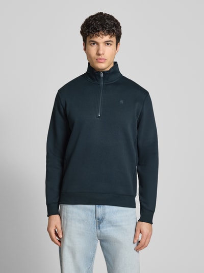 Männermodel trägt Sweatshirt mit Stehkragen und Reißverschluss von G-Star Raw, Baumwoll-Mix, Regular-Fit, Label-Stitching, Ganzkörperansicht von vorne.