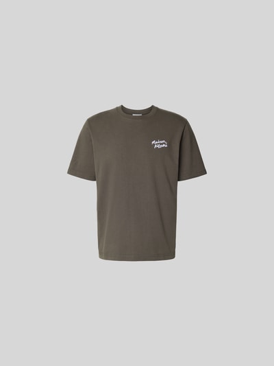 Produktfoto, Regular Fit T-Shirt aus reiner Baumwolle von MAISON KITSUNÉ in Khaki mit Rundhalsausschnitt und Label-Stitching auf hellem Hintergrund