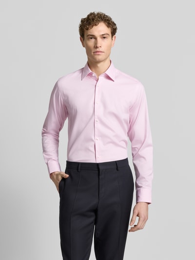 Männermodel trägt Regular Fit Freizeithemd aus Baumwoll-Mix Modell 'H-JOE-K-C1-261' von BOSS in Rosa, Kentkragen, Popeline, Ganzkörperansicht von vorne.