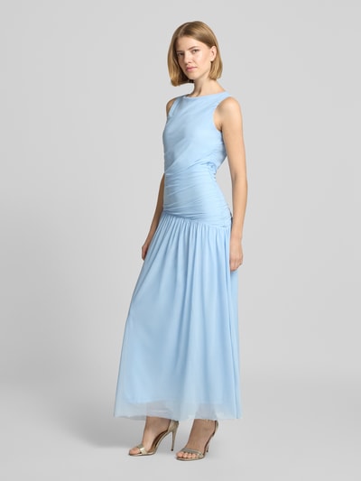 Frauenmodel trägt Abendkleid mit Drapierungen Modell 'Cludine' von Neo Noir in Hellblau, figurbetont, lang, Material-Mix, Ganzkörperansicht von vorne.