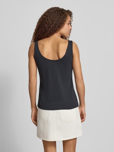 Vrouwenmodel draagt Relaxed Fit Tank Top uit modal-mix model 'KAMALA' van Pieces, effen optiek, smalle bandjes, u-hals, achteraanzicht volledige lichaamsopname.