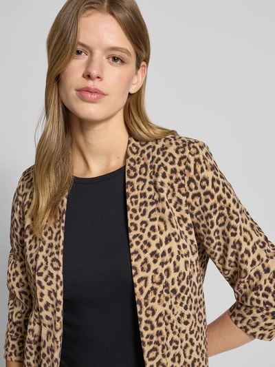 Vrouwenmodel draagt Regular Fit Longblazer met all-over motief Model 'BOSELLA' van Pieces, geweven structuur, reverskraag, schoudervullingen, 3/4-mouwen, gerimpelde mouwboord, Nahaufnahme bovenlichaam.