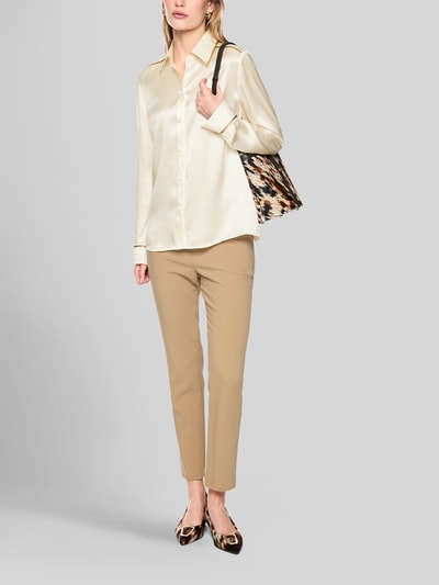 Vrouwenmodel draagt Regular fit zijden blouse met contraststrepen van Marc Cain, zuiver zijde, overhemdkraag, knoopsluiting, ruglengte bij maat 36: 63 cm, mouwlengte bij maat 36: 63 cm, damesblouse, frontale volledige lichaamsweergave.