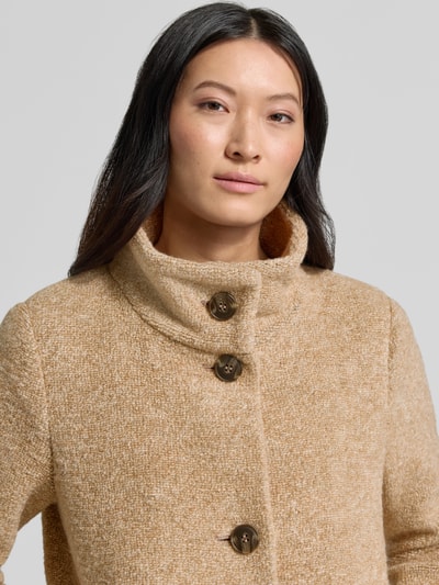 Frauenmodel trägt Regular Fit Mantel mit Baumwoll-Schrwoll-Anteil von FUCHS SCHMITT, beige, große Knöpfe, strukturierte Oberfläche, Nahaufnahme Oberkörper. Rückenlänge 82 cm, Schulterbreite 42 cm, Brustweite 51 cm, Ärmellänge 64 cm.