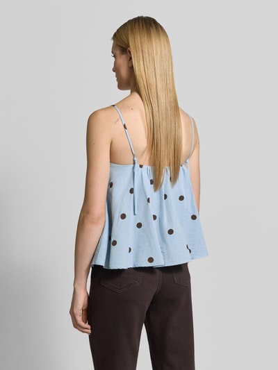 Frauenmodel trägt Blusentop mit tiefem Rundhalsausschnitt von Jake*s Casual, blau mit schwarzen Punkten, Viskose-Baumwolle-Mix, Loose-Fit, Spaghettiträgern, Rückenlänge bei Größe 36: 33 cm, Ganzkörperansicht Rückansicht.