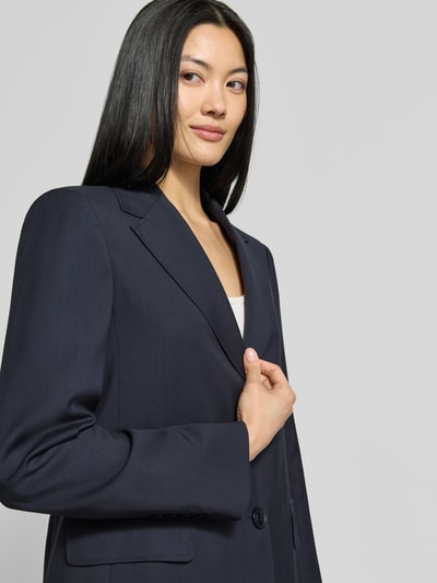 Vrouwenmodel draagt Regular fit longblazer uit pure scheerwol model 'ASSENZI' van Max Mara Studio, dames, donkerblauw, gladde textuur, close-up bovenlichaam.