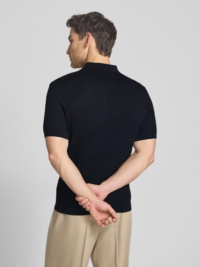 Männermodel trägt Regular Fit Poloshirt aus reiner Baumwolle Modell 'ADRIAN-CA' von Strellson, dzianina w warkocze, imitacja dzianiny, krój regular fit, kołnierzyk polo, dekolt w serek, listwa guzikowa, krótki rękaw, kolor ciemny, wykończenie materiału: dzianina, materiał: bawełna; Ganzkörperansicht Rückansicht.