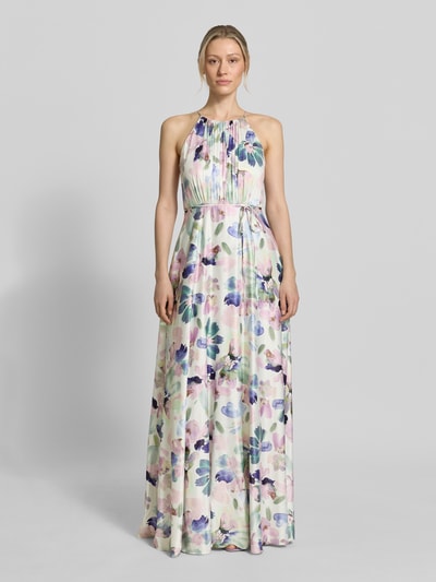 Frauenmodel trägt Maxikleid aus Satin mit Bindegürtel von Jake*s Cocktail, A-Linie, Allover-Look, Plisseefalten, Ganzkörperansicht von vorne.
