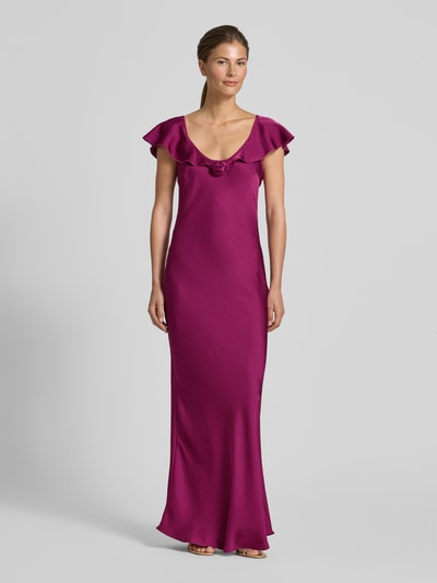 Frauenmodel trägt Fließendes Abendkleid aus Satin Modell 'RITA' von Vero Moda, Optik: Unifarben, Passform: fließend, Maxi-Länge, U-Ausschnitt, Applikation: Satin-Rose, Trägerform: schmale Träger mit Frill, Materialverarbeitung: Satin, Ganzkörperansicht von vorne.