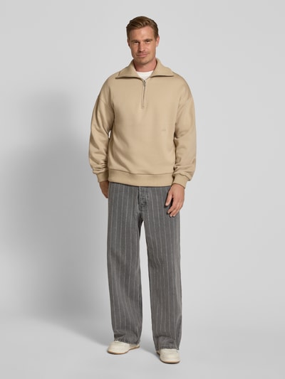 Mannenmodel draagt Wide Fit Jeans aus reiner Baumwolle van Wood Wood in grijs met krijtstrepen, 5-pocketmodel, puur katoen, knoop- en ritssluiting, Bandwijdte maat 32/32: 45 cm, Binnenbeenlengte maat 32/32: 78 cm, Ganzkörperaanzicht van voren.