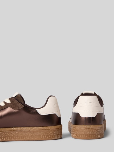 Produktfoto, Sneaker aus echtem Leder von Tamaris für Damen in Braun mit weißen Details, glatte und strukturierte Oberflächen, seitliche Rückansicht.