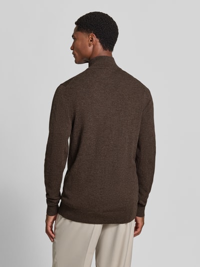 Männermodel trägt Jacke aus Baumwoll-Mix in Strick-Optik von Profuomo in Braun, schmale Passform, Rückansicht, Ganzkörperansicht. Baumwoll-Mix mit Modal-Anteil, Stehkragen, 2-Wege-Reißverschluss, gerippte Abschlüsse, Rückenlänge bei Größe M 73 cm, Ärmellänge 73 cm.