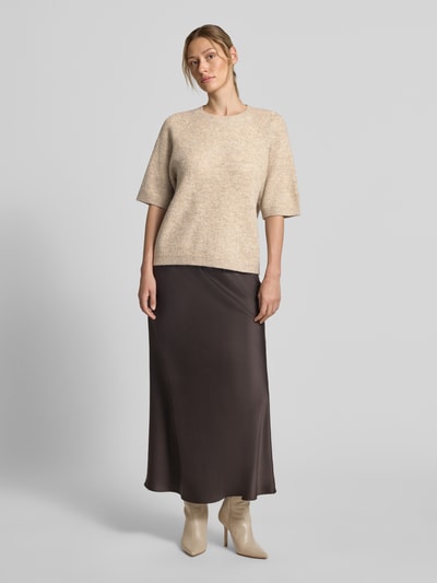 Vrouwenmodel draagt Relaxed Fit T-shirt uit wolmix Model 'Astrid' van FREE/QUENT in tricotlook, korte 1/2-mouwen, ronde hals, beige gemêleerde kleur, elastische materiaalmix met wol, ruglengte maat S 57 cm, mouwlengte maat S 28 cm, voorkant full-body-aanzicht