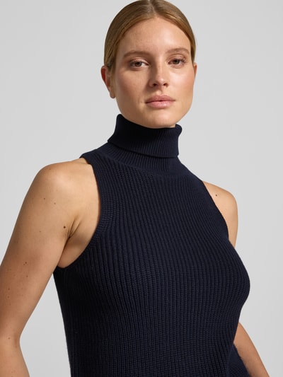 Vrouwenmodel draagt donkerblauwe spencer van Style Icon Collection, puur katoen, getailleerde pasvorm, col, riblook, nahaufnahme bovenlichaam.