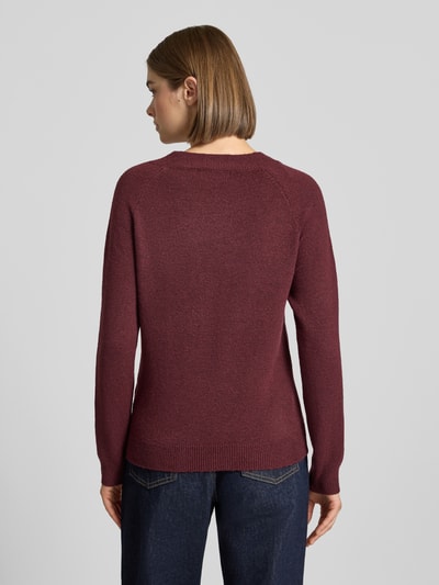 Frauenmodel trägt Regular Fit Pullover mit Rundhalsausschnitt Modell 'RICA' von ONLY in Bordeaux, feine Strickstruktur, Ganzkörperansicht Rückansicht, Damen Pullover von ONLY.