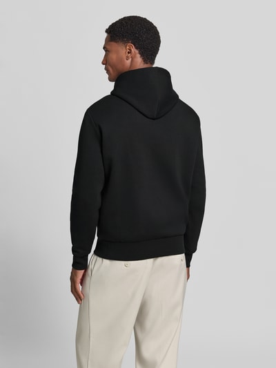 Männermodel trägt Regular Fit Hoodie aus Baumwoll-Mix von Polo Ralph Lauren in Schwarz mit glatter Textur, Ganzkörperansicht Rückansicht.