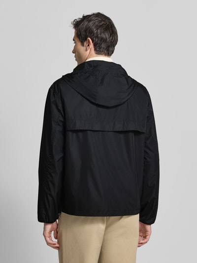 Männermodel trägt Regular Fit Regenjacke mit Logo-Stitching von Polo Ralph Lauren, Optik: Unifarben, Ganzkörperansicht Rückansicht.