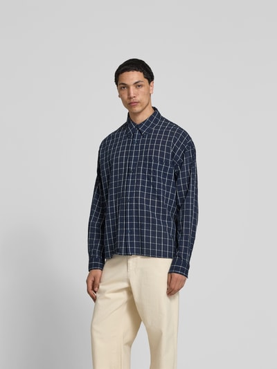 Mannelijk model draagt Relaxed Fit Freizeithemd mit Brusttasche van WON HUNDRED, donkerblauw-wit ruitpatroon, katoen-mix met rayon, button-down kraag, lange mouwen, borstzak, vooraanzicht volledig lichaam