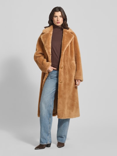 Vrouwenmodel draagt Mantel aus Kunstfell Modell 'Gabriella' van STAND STUDIO, lichtbruine kleur, losse fit, reverskraag, wolmix, knopen, zakken, volledige lichaamsaanzicht van voren.