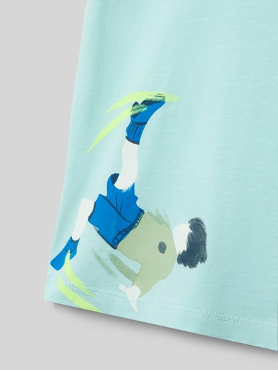 Mädchen trägt Regular Fit T-Shirt aus reiner Baumwolle von s.Oliver RED LABEL, Optik: Unifarben, Motiv-Print, Jersey, Nahaufnahme Oberkörper.