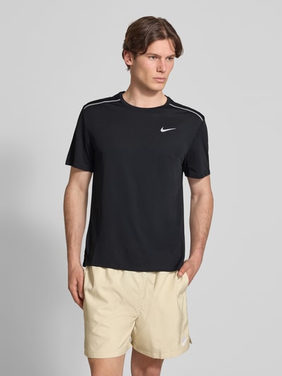Männermodel trägt T-shirt met ronde hals en logoprint van NIKE TRAINING, regular fit, contraststrepen, ruglengte maat M 74 cm, Ganzkörperansicht von vorne.