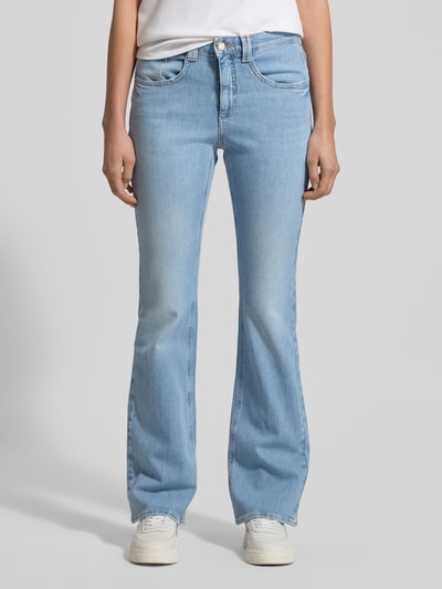Frauenmodel trägt Flared Jeans mit Eingrifftaschen Modell 'Mary' von BRAX, hellblau, klassische Jeansstruktur, Knopf- und Reißverschluss, Bundweite bei Größe 36: 41 cm, Ganzkörperansicht von vorne.