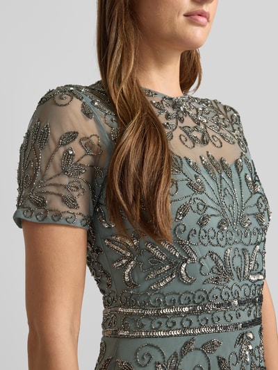 Frauenmodel trägt Abendkleid mit Zierbesatz von Lace & Beads, unifarben, tailliert, Mesh, Rundhalsausschnitt, Nahaufnahme Oberkörper.