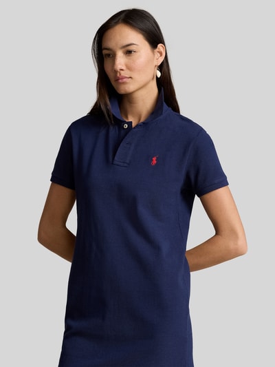 Frauenmodel trägt Regular Fit Minikleid mit Logo-Stitching Modell 'Polo' von Polo Ralph Lauren, reine Baumwolle, navyblau, Nahaufnahme Oberkörper.
